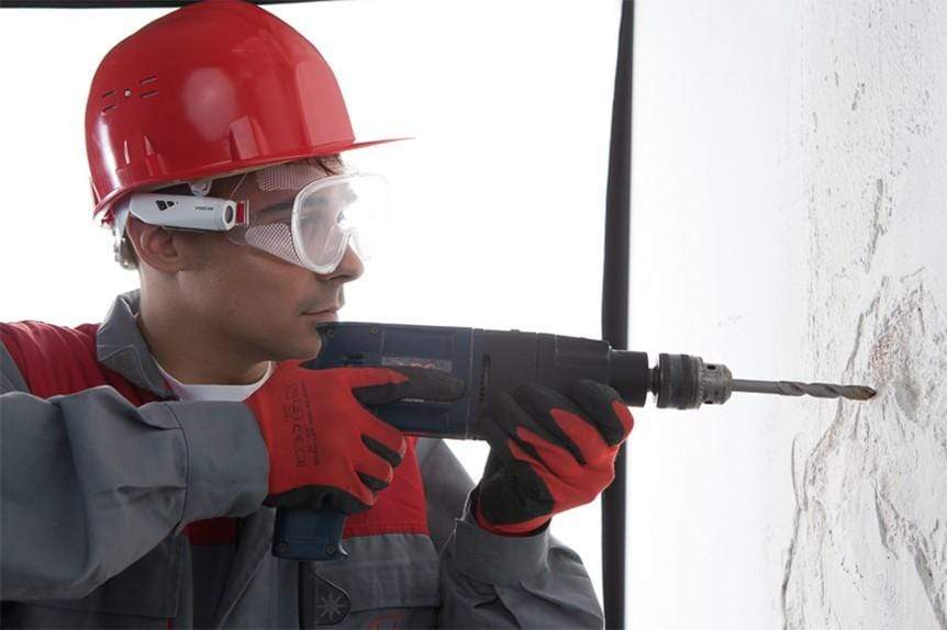 A Worker Working While Wearing Vyoocam